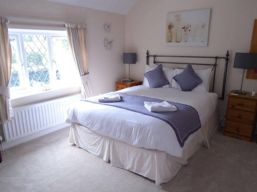 Trumbles Gatwick B&B Charlwood Екстериор снимка